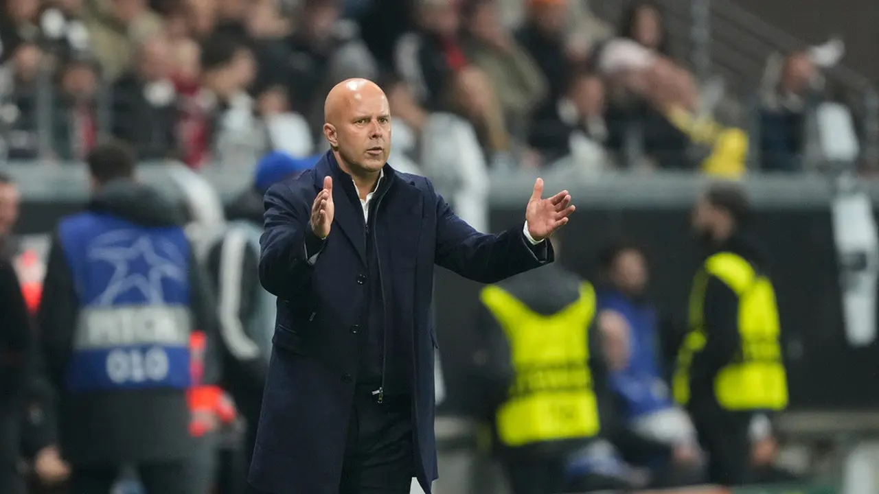 Arne Slot pelatih Liverpool