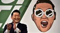 Psy bertepuk tangan saat konferensi pers untuk mempromosikan album ketujuhnya di sebuah hotel di Seoul (30/11). Sebelumnya Psy telah sukses dengan hitsnya “Gangnam Style“, “Gentleman” dan “Hangover“. (AFP PHOTO/ JUNG YEON-JE)