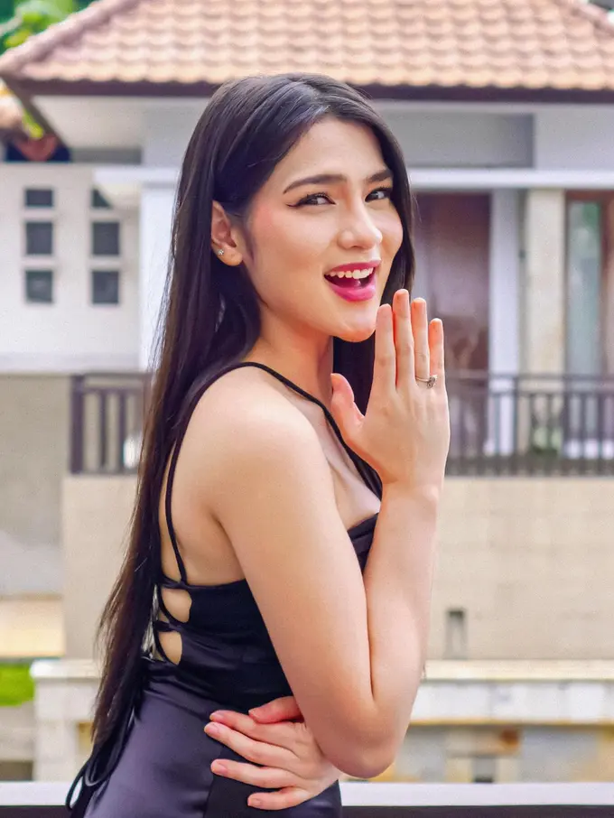 Posting Momen Penuh Kebahagiaan, Netizen Penasaran Benarkah Davina Karamoy Dilamar?