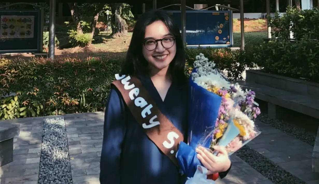 Wajah bahagia nan lega terlihat dari paras Rachel Amanda yang kini sudah berhasil menyelesaikan pendidikan Strata 1nya di Fakultas Psikologi, Universtas Indonesia. (Instagram/auroramanda)