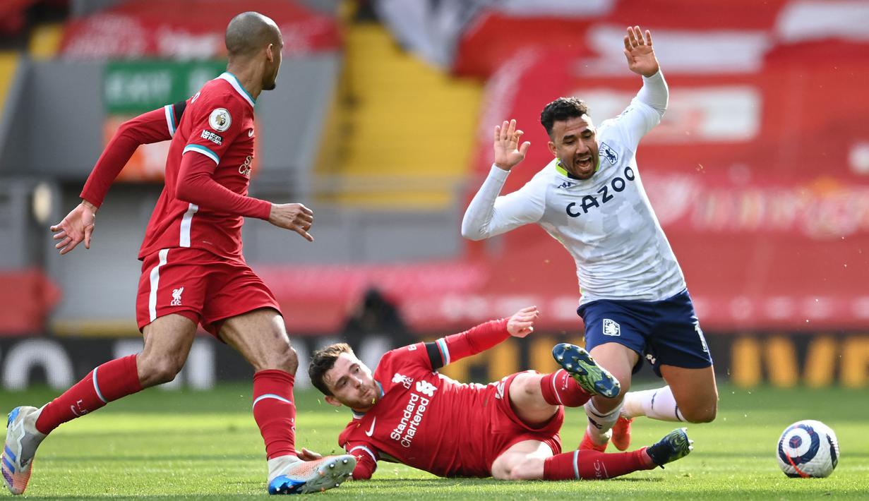 Villa harus kehilangan Trezeguet pada menit ke-82 karena cedera. Winger asal Mesir itu mengalami masalah usai lututnya usai berbenturan dengan pemain Liverpool. (Foto: AFP/Pool/Laurence Griffiths)