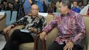 Menteri Agama RI Lukman Hakim Saifuddin (kanan) dan mantan ketua umum PP Muhammadiyah Ahmad Syafii Maarif saat menghadiri seminar fikih di Hotel Alia, Jakarta, Selasa (24/2/2015). (Liputan6.com/Herman Zakharia)