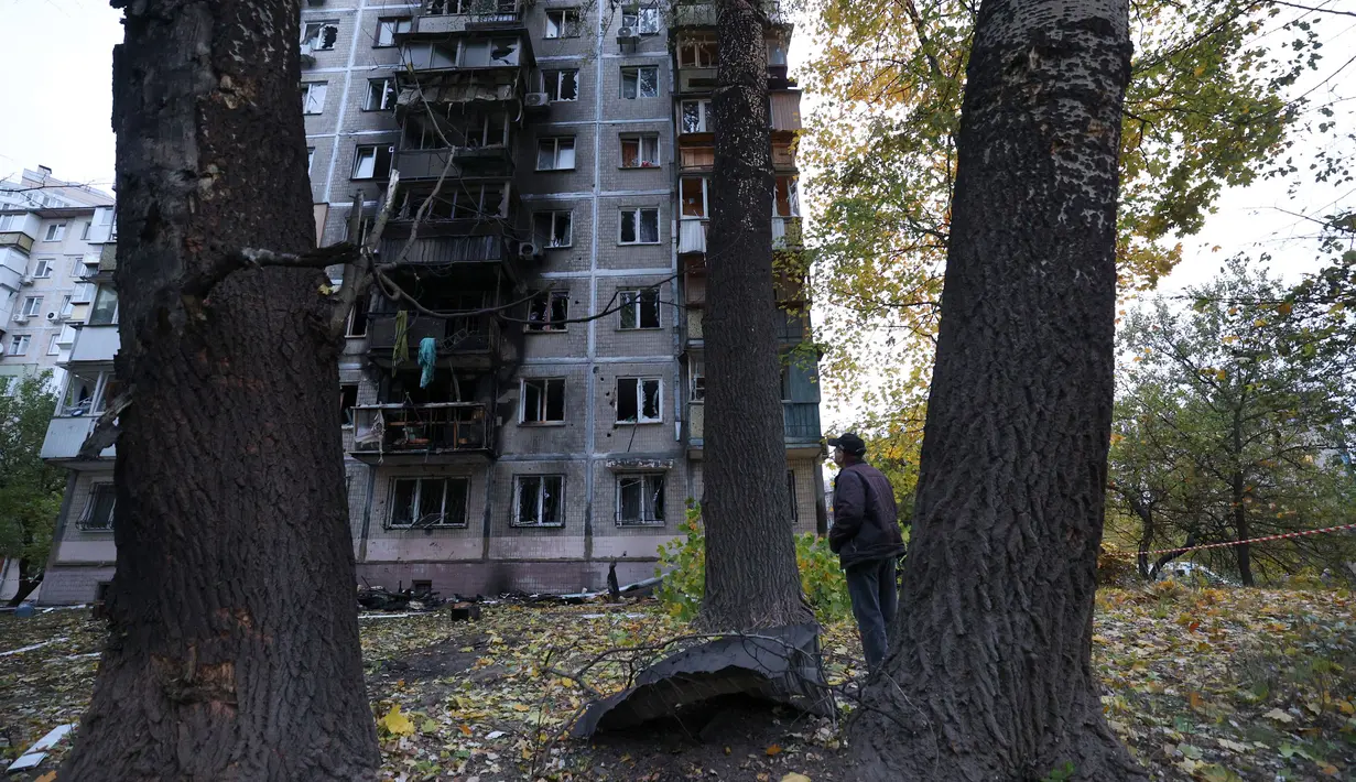 Pihak berwenang Ukraina mengumumkan sembilan orang, termasuk seorang anak perempuan berusia 11 tahun, terluka dalam serangan yang terjadi pada Selasa 29 Oktober 2024. (Anatolii STEPANOV/AFP)