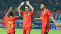 Pemain Persija Jakarta, Maciej Gajos (kanan) merayakan gol penyeimbang 1-1 ke gawang Bahayangkara Presisi yang dicetak Riko Sianjuntak pada laga pekan ketiga BRI Liga 1 2023/2024 di Stadion Patriot Candrabhaga, Bekasi, Minggu (16/7/2023). Persija menang dengan skor 4-1. (Bola.com/M Iqbal Ichsan)
