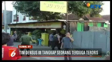Densus 88 Antiteror tangkap terduga teroris di warung makan tempat pelaku bekerja di Condong Catur, Sleman, Daerah Istimewa Yogyakarta.