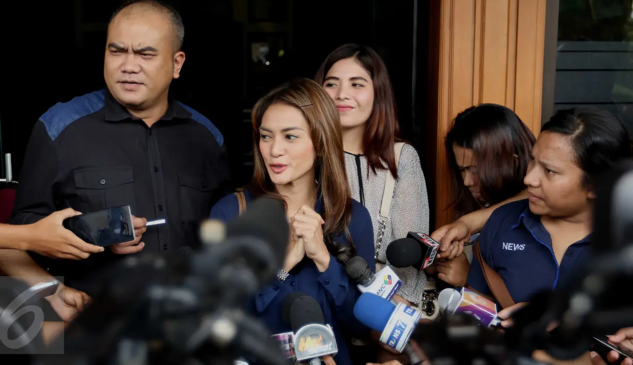 Artis Masayu Anastasia (tengah) memberi keterangan pers usai menghadiri sidang putusan perceraian di Pengadilan Agama, Jakarta Selatan, Kamis (17/3). Lembu dan Masayu menikah pada 6 Juli 2008 dan dikaruniai seorang putri. (Liputan6.com/Gempur M Surya) 