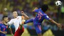 Gelandang Kolombia, Juan Cuadrado, berebut bola dengan gelandang Polandia, Jacek Goralski, pada laga grup H Piala Dunia di Kazan Arena, Kazan, Minggu (24/6/2018). Kolombia menang 3-0 atas Polandia. (AP/Frank Augstein)