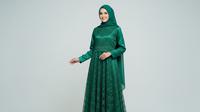 Gamis Brokat Emerald Syar’i Simpel/Gamis Brokat Warna Hijau Emerald Gaya Artis (Sumber: gemini.com)