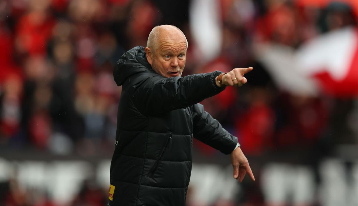 Pada Agustus, giliran Per-Mathias Høgmo yang didepak oleh Urawa Red Diamonds. (Dok. J League)