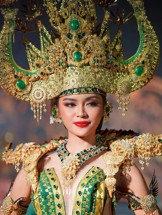 Farhana pun melengkapi penampilan dengan berbagai aksesori keemasan, mulai dari anting-anting besar, kalung besar, dan gelang di tangannya. Ia pun tampil dengan makeup glam mengenakan lipstik merah glossy. [@farhanariswari]