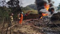 Agung Tri bersama petugas lainnya ketika berjibaku di lokasi kebakaran hebat sumur minyak ilegal di Dukuh Gendono, Desa Gandu, Kecamatan Bogorejo, Kabupaten Blora, Jawa Tengah.