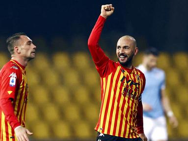 Pemain Benevento, Pasquale Schiattarella, melakukan selebrasi usai mencetak gol ke gawang Lazio pada laga Liga Italia di Stadion Vigorito, Rabu (16/12/2020). Kedua tim bermain imbang 1-1. (Alessandro Garofalo/LaPresse via AP)