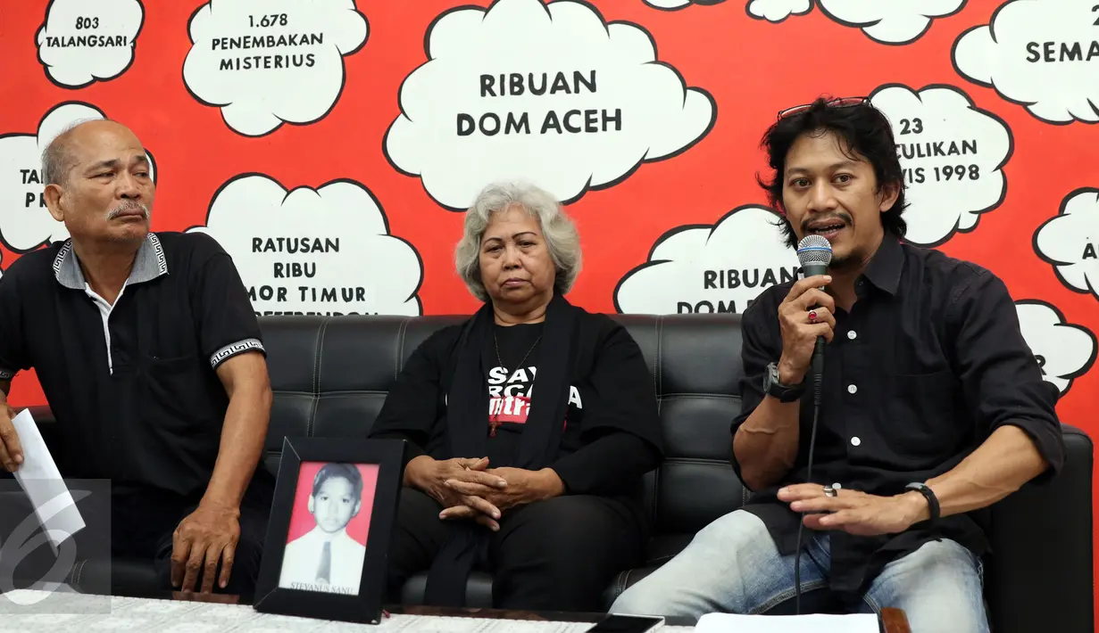 Aktivis Kontras Feri Kusuma mendampingi keluarga korban pelanggaran HAM masa lalu memberi keterangan di Jakarta, Kamis (8/12). Mereka menagih komitmen pemerintah untuk segera memenuhi hak-hak korban pelanggaran HAM. (Liputan6.com/Helmi Fithriansyah)