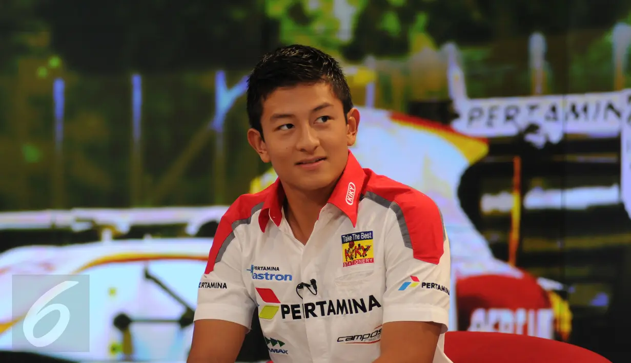 Pebalap Indonesia yang turun di ajang GP2 Series, Rio Haryanto saat mengunjungi SCTV Tower di bilangan Senayan, Jakarta, Jumat (31/7/2015). Ekspresi Rio Haryanto saat melakukan wawancara dengan SCTV. (Liputan6.com/Helmi Fithriansyah)
