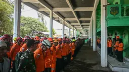 Keputusan diambil oleh tim SAR gabungan setelah melakukan upaya selama sembilan hari penuh tanpa henti yang mengevakuasi 67 korban tewas. (JUNI KRISWANTO/AFP)