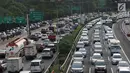 Suasana kemacetan di tol dan di Jalan Gatot Soebroto, Jakarta, Senin (5/6). Banyaknya warga yang ingin berbuka puasa di rumah, menyebabkan ruas jalan di Ibu Kota lebih macet dibanding biasanya, terutama jam pulang kerja. (Liputan6.com/Immanuel Antonius)