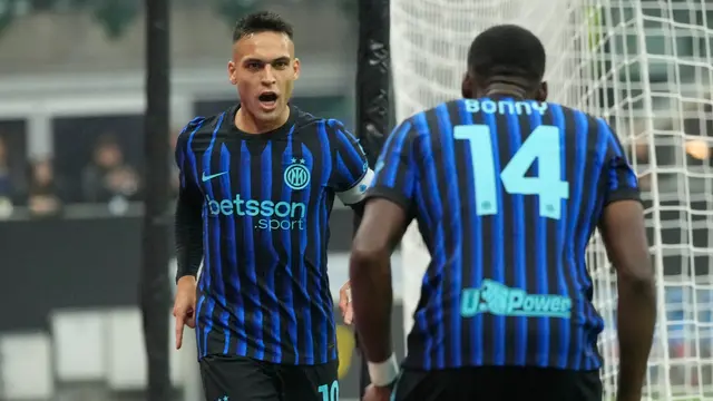 Lautaro Martinez (kiri) merayakan bersama Ange-Yoan Bonny