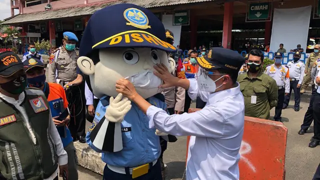 FOTO: Menhub Edukasi Penggunaan Masker di Terminal Kampung Rambutan