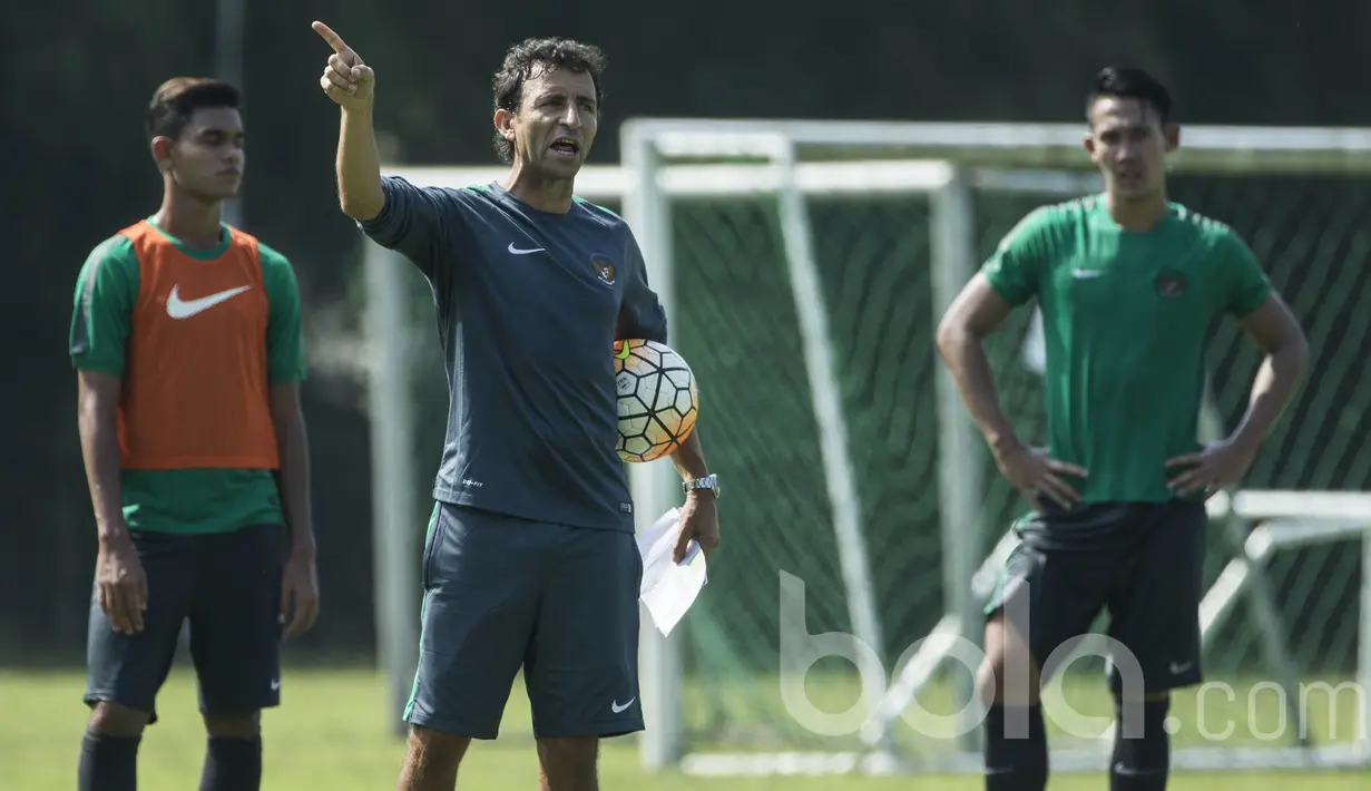 Pelatih Timnas Indonesia U-22, Luis Milla, memberikan instruksi saat latihan di Lapangan SPH Karawaci, Banten, Kamis (20/4/2017). (Bola.com/Vitalis Yogi Trisna)
