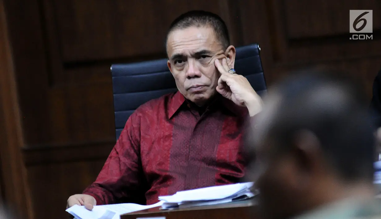 Gubernur Aceh non aktif Irwandi Yusuf saat mendengarkan 7 saksi dalam sidang lanjutan dugaan suap terkait DOKA 2018 di Tipikor, Jakarta, Senin (11/2). Dedi Mulyadi mengaku menyerahkan uang kepada orang dekat Irwandi Yusuf. (Liputan6.com/Herman Zakharia)