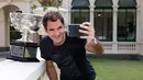 Juara tunggal pria Australia Terbuka Roger Federer dari Swiss berselfie dengan Piala Challenge Norman Brookes di Government House, Melbourne, Australia (29/1). Federer mengalahkan petenis Kroasia Marin Cilic. (Fiona Hamilton/Tennis Australia via AP)