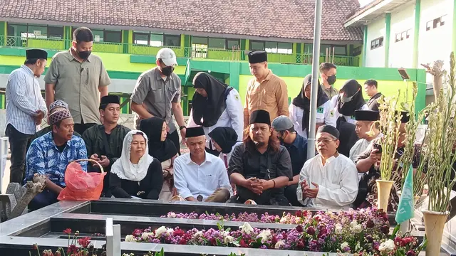 Ganjar Pranowo Ziarah di Makam KH Bisri Syansuri di Ponpes Denanyar Jombang