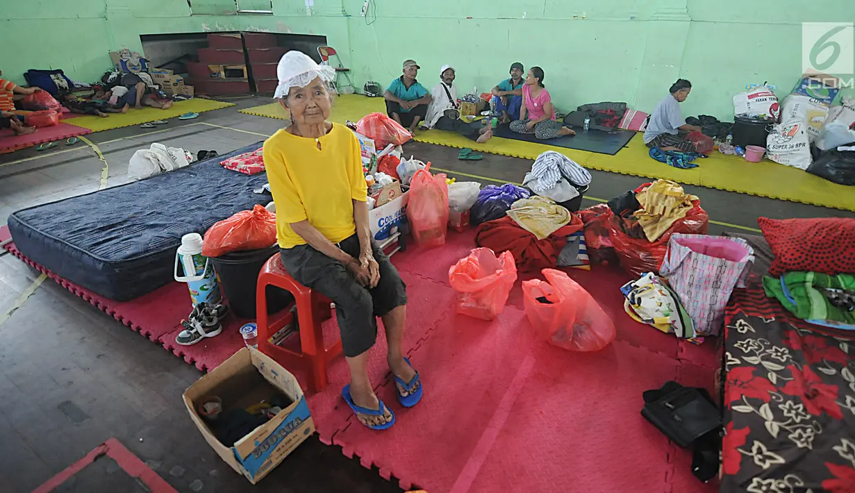 Pengungsi Gunung Agung melakukan aktifitas di Gor Swecapura, Klungkung, Bali, Sabtu (30/9). Sebab itu pengungsi dari zona kuning akan diberi pemahaman agar mau dipulangkan. (Liputan6.com/Gempur M Surya)