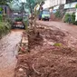 Tumpukan sisa material lumpur dan kayu di dekat Jembatan Srigading, Lawang, Malang pasca bencana banjir bandang yang terjadi di wilayah itu pada Selasa, 8 Maret 2022 (Zainul Arifin/Liputan6.com)