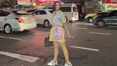 Ririn Ekawati saat menikmati suasana malam di sebuah kota di Thailand. Tampil bergaya kasual, penampilan kekinian ibu dua anak ini dipuji makin menawan bak ABG di usianya yang nyaris kepala 4.Netizen memuji penampilan wanita fresh dan awet muda. (Instagram/ririnekawati)