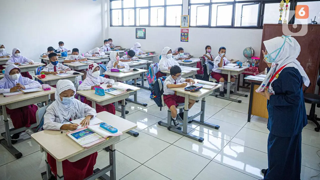 Pembelajaran tatap muka (PTM) di SDN 01 Pondok Labu, Jakarta, Senin (3/1/2022) (Liputan6.com/Faizal Fanani)