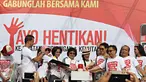 Menteri Lingkungan Hidup dan Kehutanan Siti Nurbaya (tengah) bersama sejumlah aktivis lingkungan meresmikan peluncuran aplikasi Gakkum Lingkungan dan Kehutanan di kawasan Bundaran HI, Jakarta, (20/12). (Liputan6.com/Immanuel Antonius)