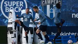 Penyerang FC Porto, Jesus Corona "Tecatito" (kiri) mengikuti sesi latihan di tempat latihan klub di Olival, Vila Nova de Gaia, Senin (30/11/2020). FC Porto akan menjamu Manchester City dalam matchday 5 Grup C Liga Champions pada Rabu 2 Desember 2020 dinihari WIB. (MIGUEL RIOPA/AFP)