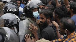 Mahasiswa bentrok dengan polisi selama protes menuntut pengunduran diri presiden Gotabaya Rajapaksa di Kolombo, Sri Lanka (8/4/2022). Mahasiswa menilai atas dugaan salah urus ekonomi dan memperingatkan bahwa kegagalan untuk melakukannya akan menyebabkan bencana ekonomi. (AP Photo/Eranga Jayawardena)