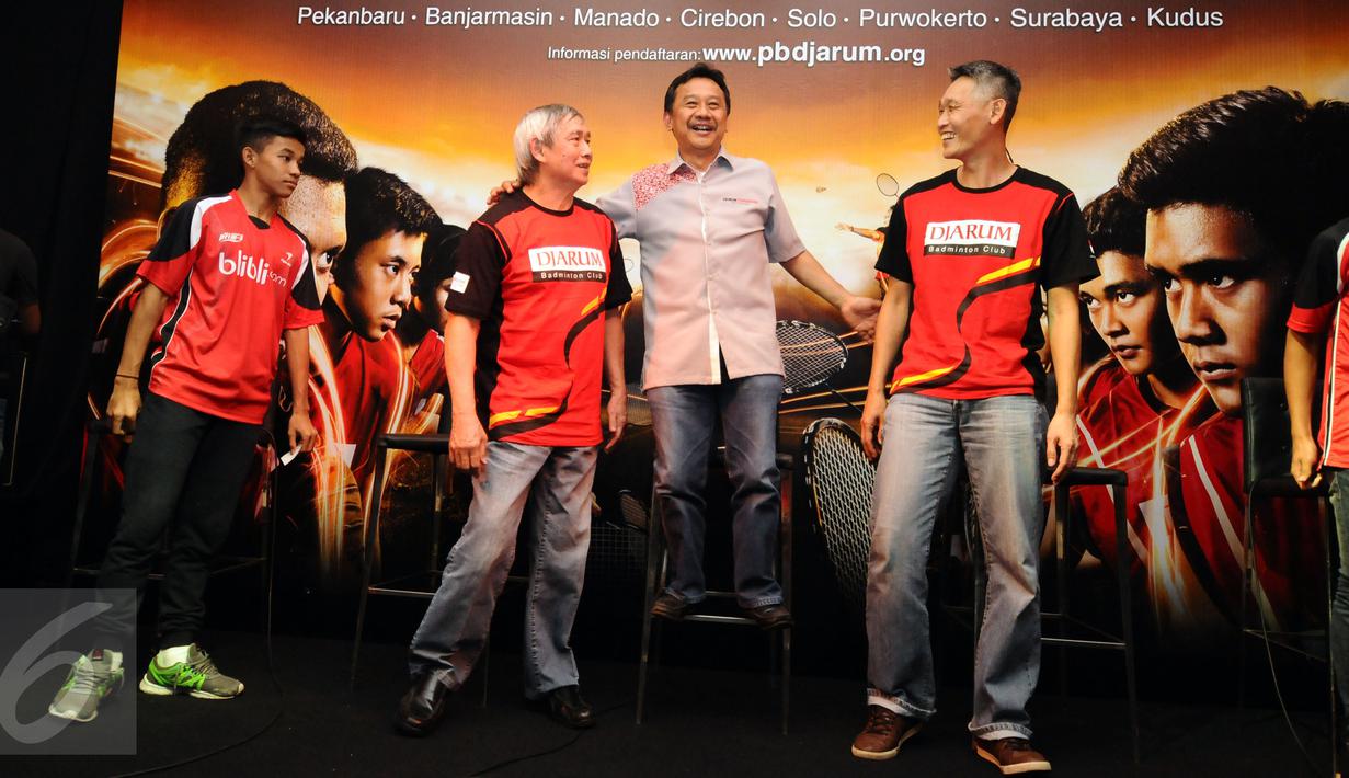 Program Manager Bakti Olahraga Djarum Foundation, Budi Darmawan (kedua kanan) bersama tim pencari bakat dan atlet binaan usai memberi keterangan Audisi Umum Djarum Beasiswa Bulutangkis 2017 di Jakarta, Senin (6/3). (Liputan6.com/Helmi Fithriansyah)