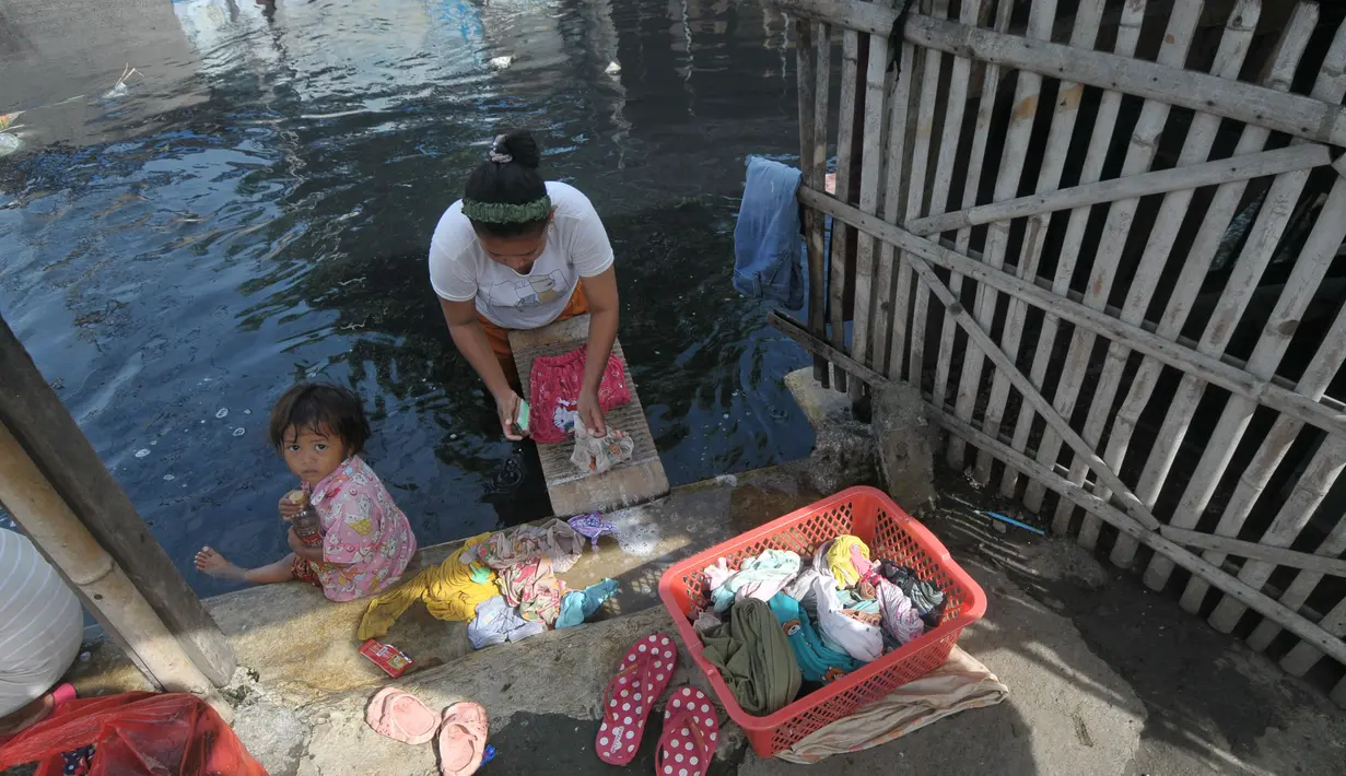 Warga mengeluhkan kurangnya pasokan air bersih untuk mandi dan mencuci serta kebutuhan lainnya. (merdeka.com/Imam Buhori)