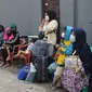 Warga saat akan dibawa ke wisma atlet di Jalan As-Syafiiyah, Cipayung, Jakarta, Jumat (21/5/2021).  Klaster Halal Bihalal di Cipayung bertambah 32 orang dari 51 orang menjadi 83 orang terpapar COVID-19 perhari ini. (Liputan6.com/Herman Zakharia)