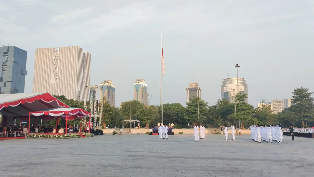 Penjabat (Pj) Gubernur DKI Jakarta Heru Budi Hartono bertindak sebagai Inspektur Upacara pada peringatan Hari Ulang Tahun (HUT) Kemerdekaan Republik Indonesia (RI) ke-78 di Plaza Selatan, Monumen Nasional (Monas), Jakarta Pusat, Rabu (17/8/2023) (Istimewa