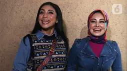 Penyanyi Siti Rahmawati atau Siti KDI (kiri) bersama penyanyi Cici Paramida saat ditemui di kawasan Mampang, Jakarta, Kamis (4/8/2022). Siti menjodohkan teman-temannya kepada Cici Paramida untuk dijadikan suami. (Liputan6.com/Herman Zakharia)