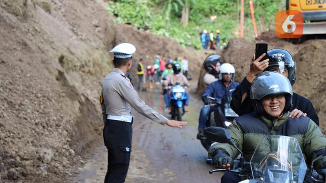 Longsor timbun Jalan Nasional, Bagbagan-Kiara Dua Kecamatan Simpenan Kabupaten Sukabumi (Liputan6.com/Fira Syahrin).