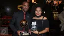 Pemain Persipura Jayapura, Boaz Salossa bersama istri berfoto bersama trophy pemain terbaik ISC 2016 usai malam penghargaan di Bandung, Minggu (8/1). Persipura tampil sebagai tim terbaik sekaligus juara ISC 2016. (Liputan6.com/Helmi Fithriansyah)