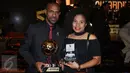 Pemain Persipura Jayapura, Boaz Salossa bersama istri berfoto bersama trophy pemain terbaik ISC 2016 usai malam penghargaan di Bandung, Minggu (8/1). Persipura tampil sebagai tim terbaik sekaligus juara ISC 2016. (Liputan6.com/Helmi Fithriansyah)