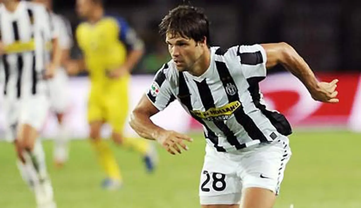 Gelandang Juventus, Diego dalam pertandingan Serie A kontra Chievo Verona di Stadio Olimpico, Turin, 23 Agustus 2009. AFP PHOTO/Vincenzo Pinto