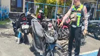 Sepeda Motor Tabrak Truk Tronton di Pantura Batang, 2 Orang Terpental hingga Tewas