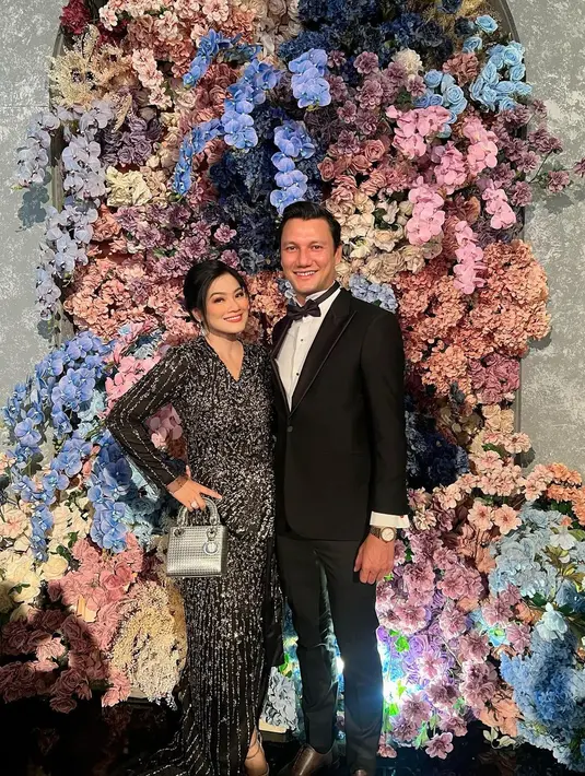 Selalu terlihat kompak, dalam kesempatan itu keduanya juga mengenakan busana serba hitam senada. [Foto: IG/titi_kamall].