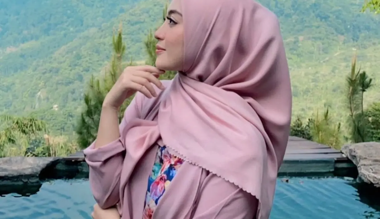 Perempuan kelahiran 11 November 1999 ini gaya penampilannya semakin menawan setelah tampil berhijab. Hijab warna merah muda terlihat pantas dikenakannya. Fans Nabilah pun semakin jatuh hati dengan menyebut Nabilan cantik berhijab. (Liputan6.com/IG/@nblh.ayu)