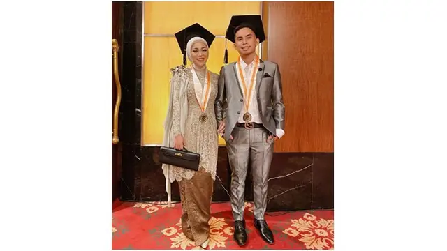 Kebahagian Rachel Vennya semakin lengkap saat diwisuda bersama sang suami.
