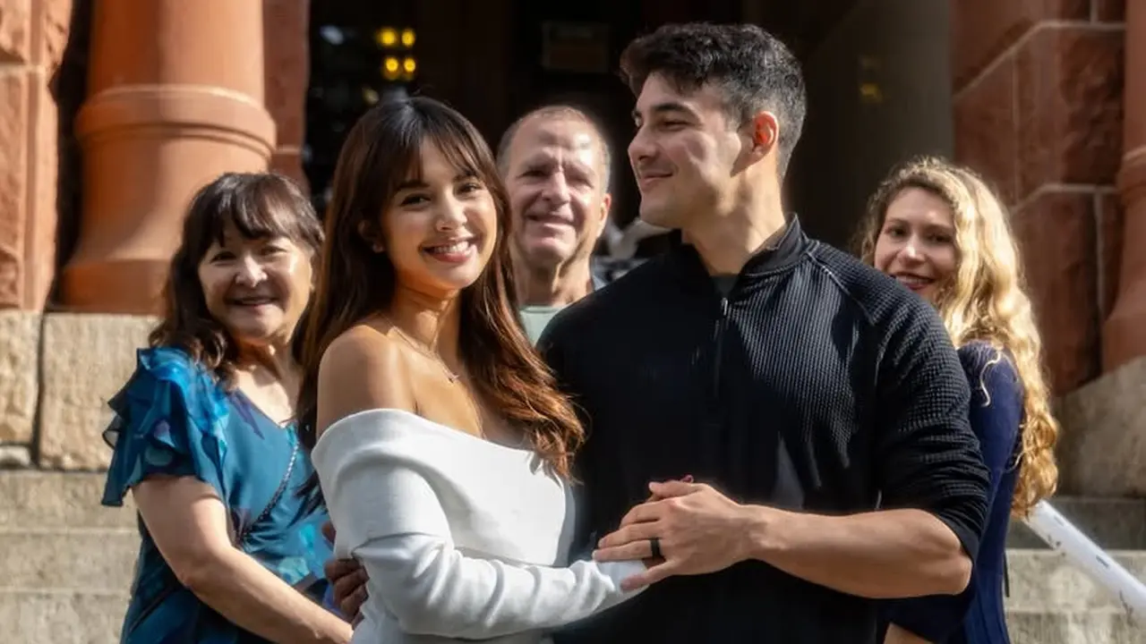 Tampilan Aurelie Moeremans saat menikah dengan Tyler Bigenho