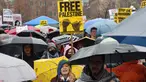 Orang-orang berpartisipasi di tengah hujan badai dalam demonstrasi dan pawai untuk menuntut Israel mengakhiri perang di Gaza dan menyetujui gencatan senjata pada tanggal 02 Maret 2024 di New York City. (Spencer Platt/Getty Images North America/Getty Images via AFP)
