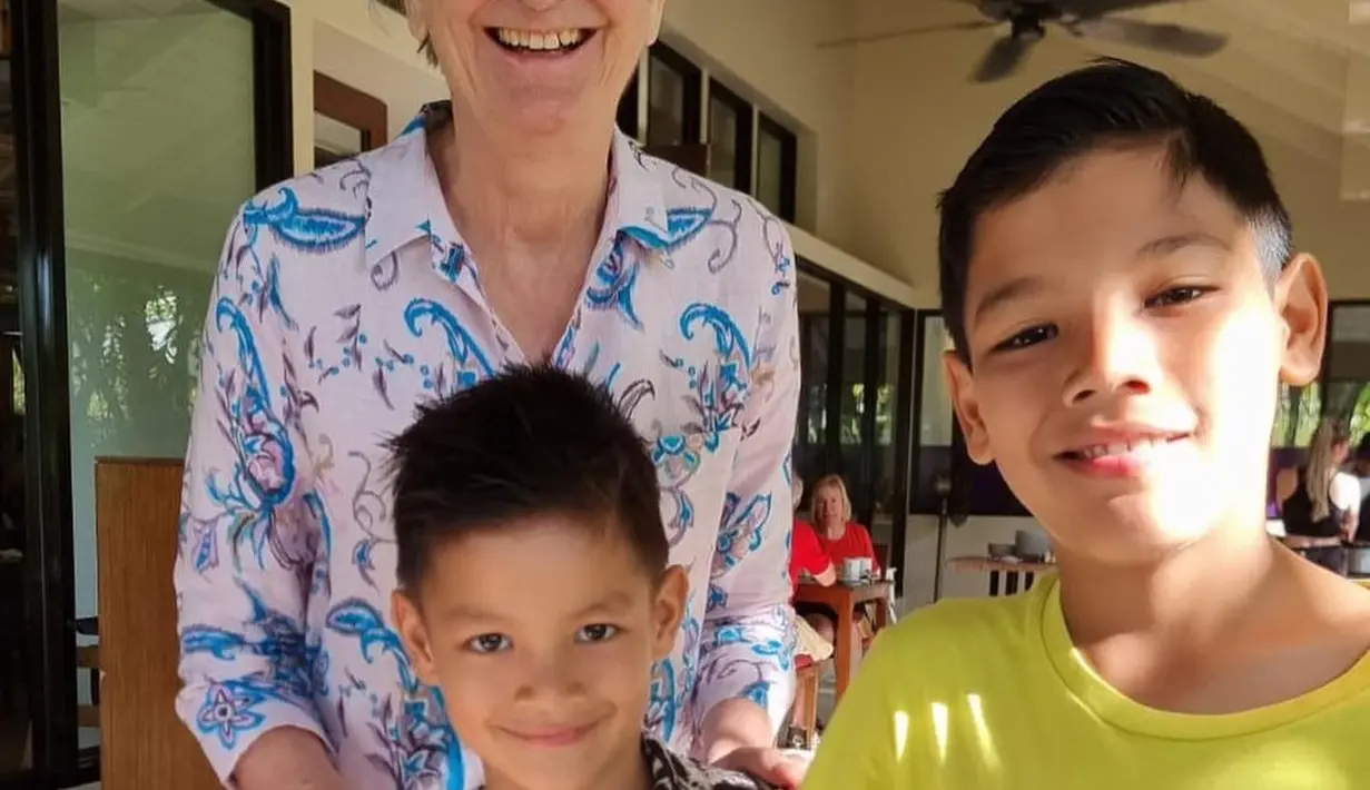 Sang nenek juga ikut merayakan Kai yang makin ganteng. [Instagram.com/titi_kamall]