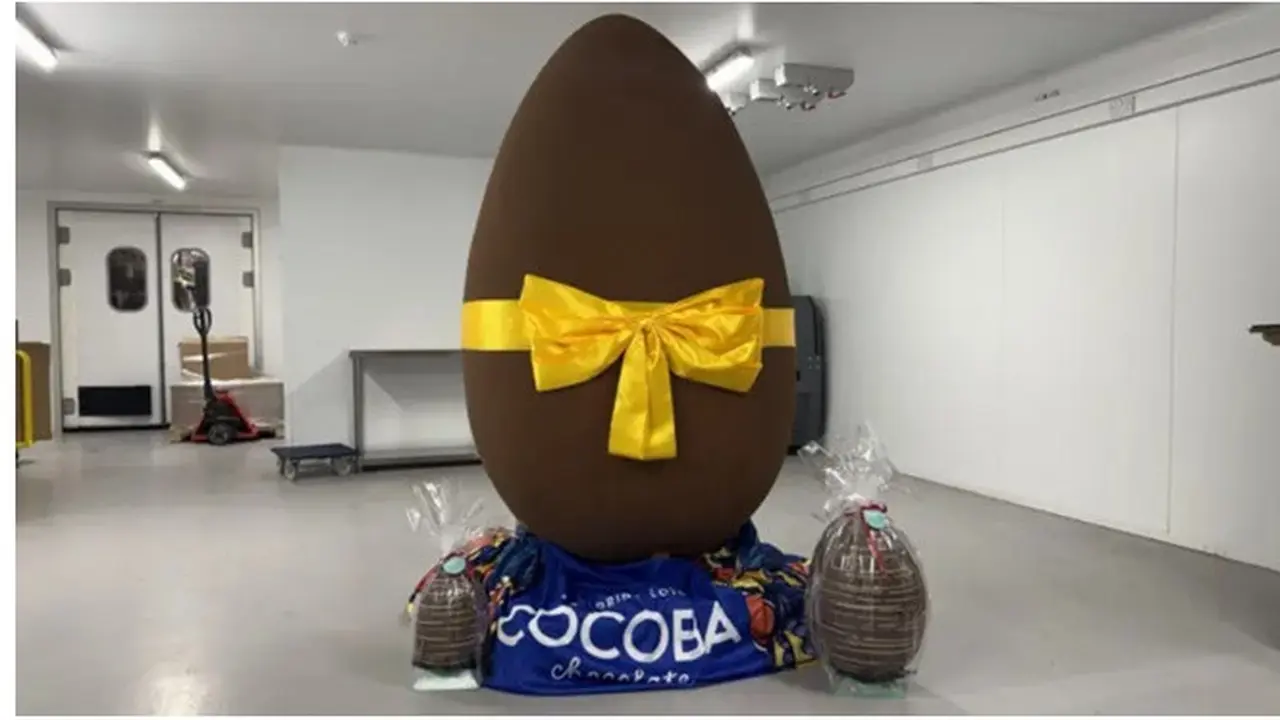 Potret Telur Paskah Raksasa Seberat 300 Kg, Detailnya Bikin Terpukau